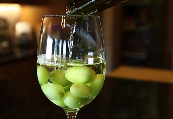Если предварительно заморозить оливки в холодильнике, то потом вино можно сделать холодным, не разбавляя льдом