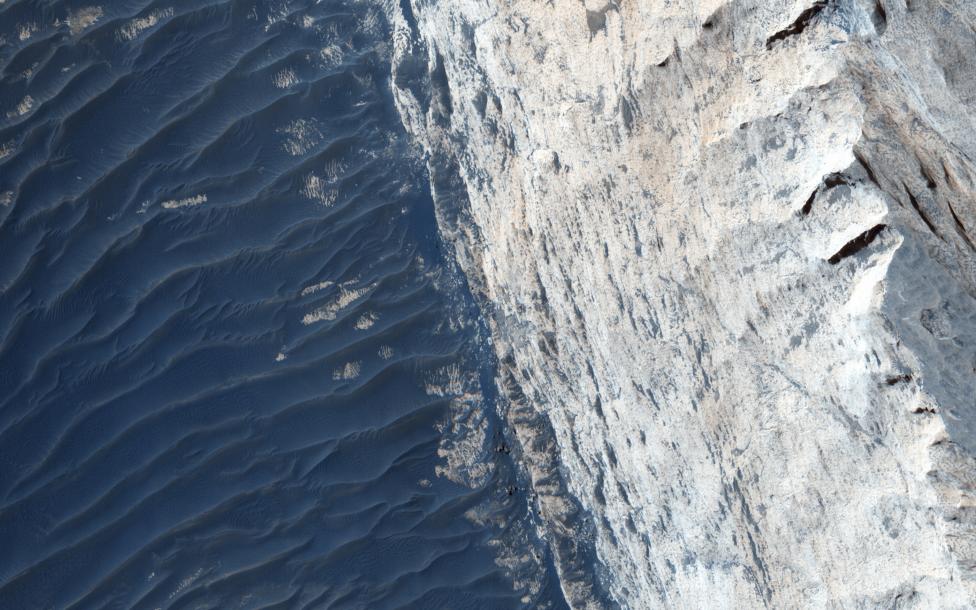 Каньон Офир в северной части долины Маринера – системы каньонов на Марсе. Снимок был получен автоматической межпланетной станцией НАСА Mars Reconnaissance Orbiter.