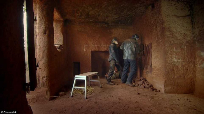 Анджело приобрёл пещеру — старейшее скальное жильё, сохранившееся в Европе до 20 века — за 62 тысячи фунтов.