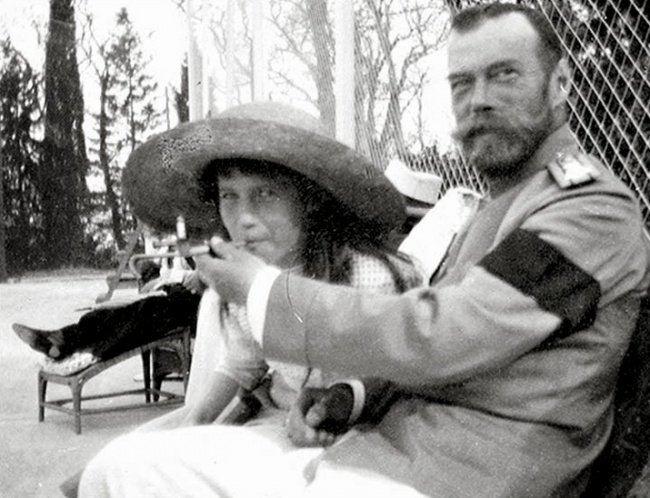 Княжна Анастасия балуется сигаретой из рук отца императора Николая II, 1916.