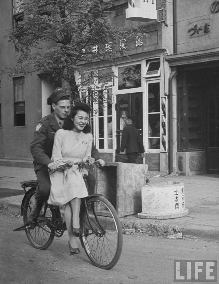 Американский солдат и японская девушка, 1946