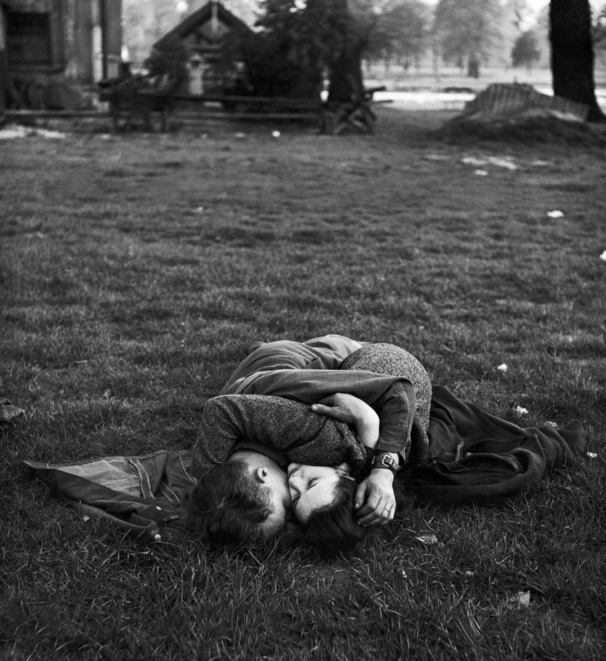 Американский солдат и его девушка в парке, 1945
