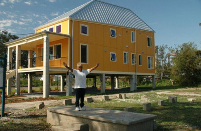 Женщина на фоне своего нового жилища. 