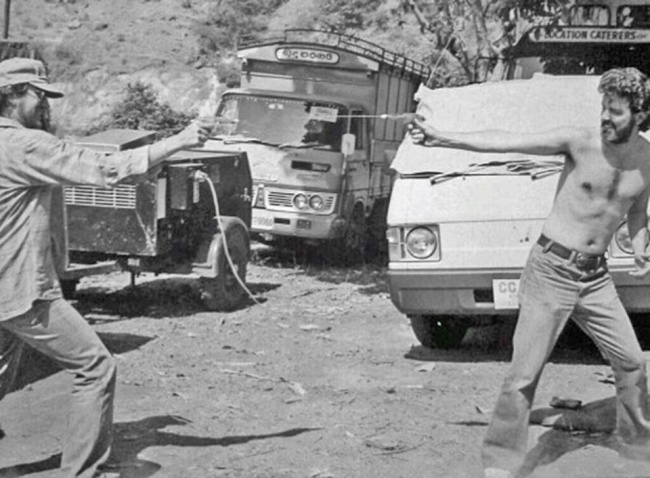 Джордж Лукас и Стивен Спилберг играют с водными пистолетами, Шри-Ланка, 1983.