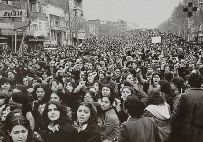 © foroloco   Иранские женщины, выступающие против принудительного ношения хиджаба, спустя дни после Исламской революции, 1979.