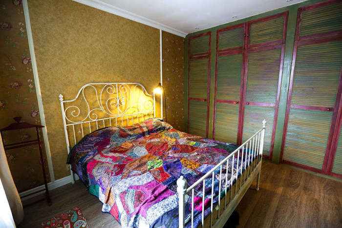 В этой спальне все внимание к себе привлекает покрывало, привезенное из Индии