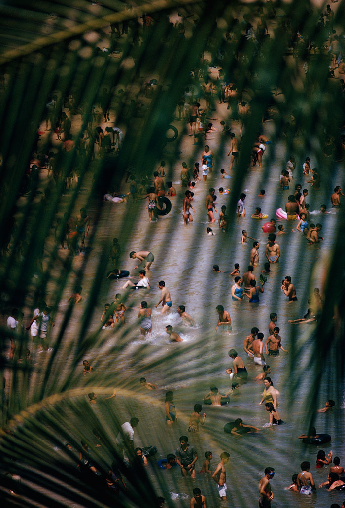 Десятки людей играют в воде, Акапулько, Мексика, 1964