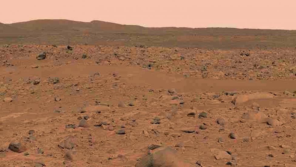 Фрагмент снимка, сделанного панорамной камерой марсохода «Спирит» на пути к холмам Columbia Hills.