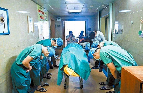 Китайские врачи кланяются 11-летнему мальчику который умер от рака мозга. Он спас несколько жизней жертвуя свои органы.