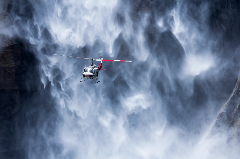 Вертолет вблизи водопада Йосемити, США