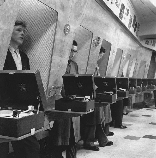 Звукоизолированные кабинки в музыкальном магазине, 1955.