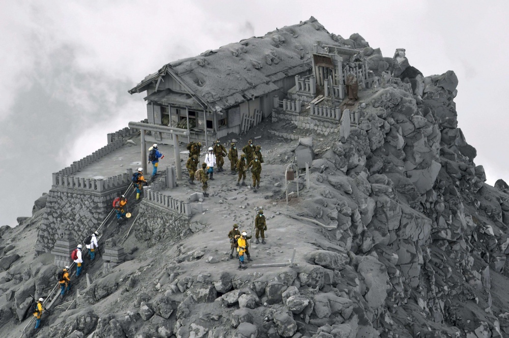 Храм под пеплом после извержения вулкана Онтаке, Япония