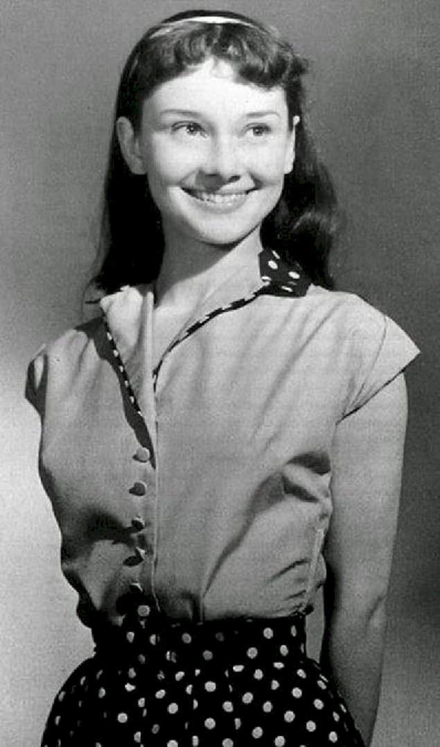 Прежде чем позавтракать у Тиффани и стать великим филантропом Одри Хепберн была 13-летним подростком