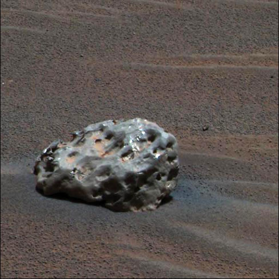 Метеорит на Марсе на снимке, сделанном марсоходом «Оппортьюнити».
