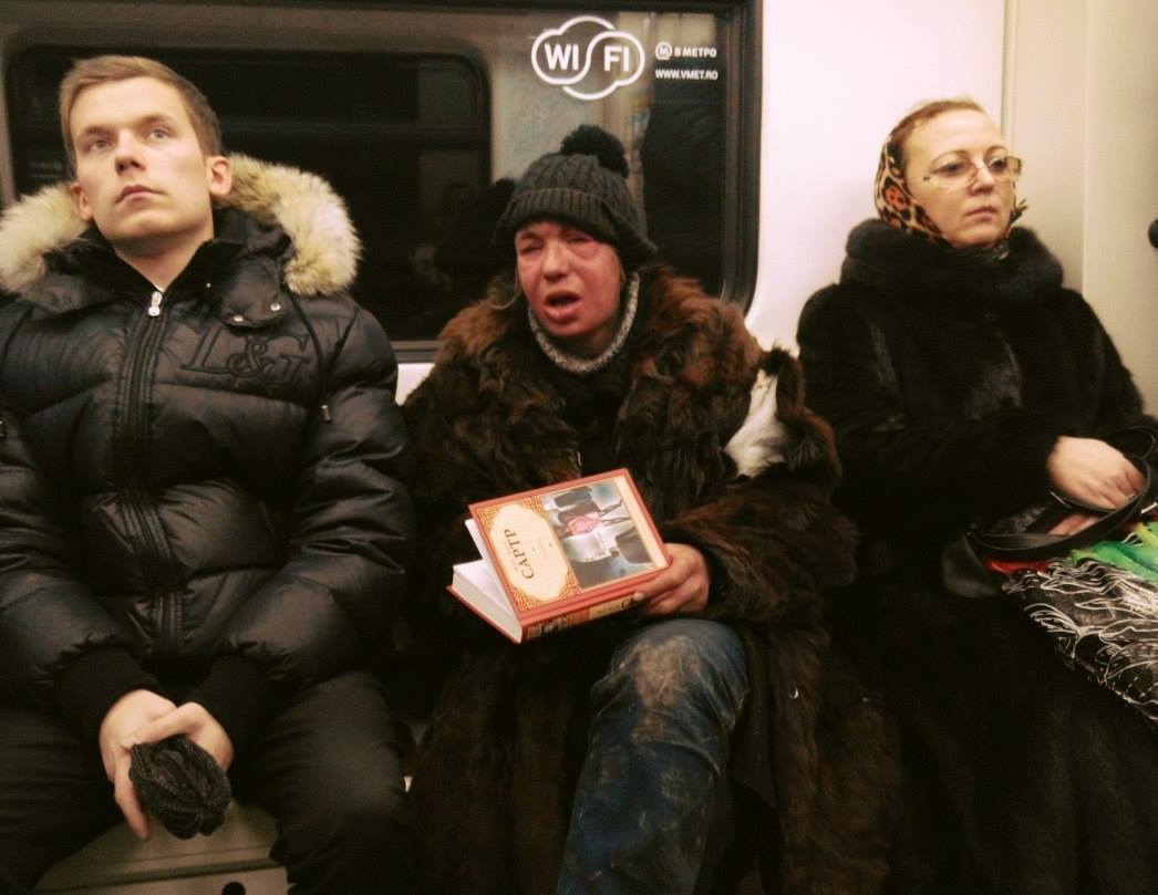 Как всё же приятно видеть читающих людей в метрополитене...