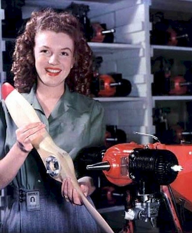 19-летняя Мэрилин Монро, когда она была еще Нормой Джин, работает на фабрике, 1945 год