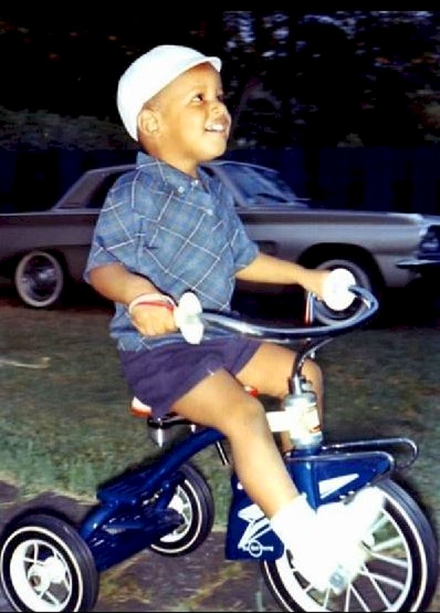 4-летний будущий президент США Барак Обама учится ездить на велосипеде