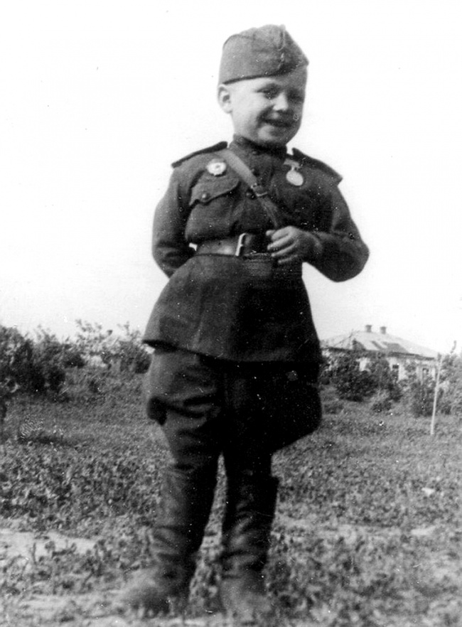 Гвардии рядовой 6-летний Сереженька Алешков, сын полка, 1942.