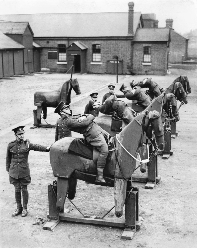 Новобранцы 7-го Королевского гусарского полка учатся балансировать на деревянных лошадях, 1935. 