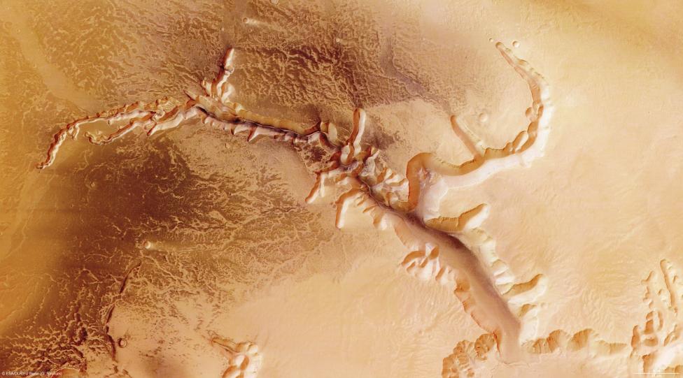 Echus Chasma – это впадина длиной около 100 и шириной около 10 километров на равнине Lunae Planum к северу от долин Маринера.