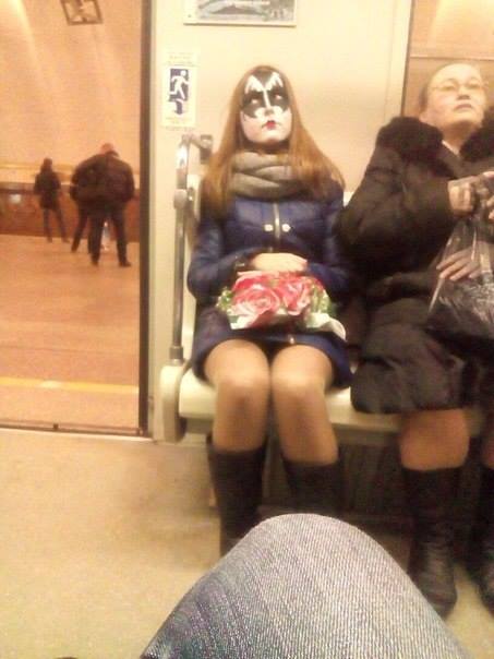 Ничего особенного, просто поклонница группы «Kiss» в метрополитене..