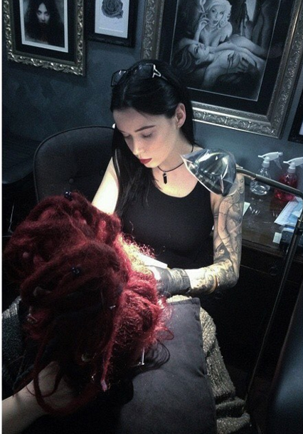 Whitney Develle, девушка, которая делает бесплатные татуировки