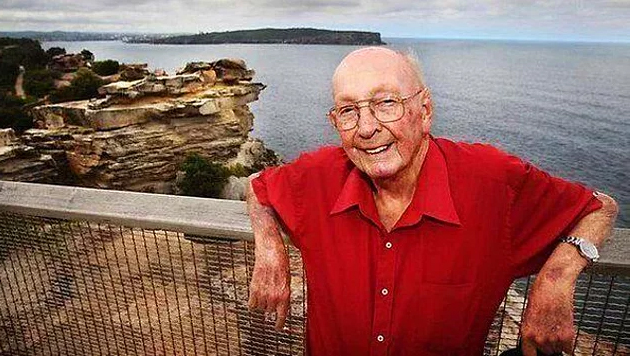 Австралиец Дон Ричи, проживавший рядом со скалой в Сиднее, спас не менее 160 самоубийц, приглашая их на чашку чая.