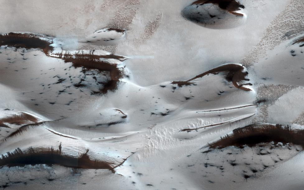 Песчаные дюны в северной части Марса под покровом из сухого льда.
