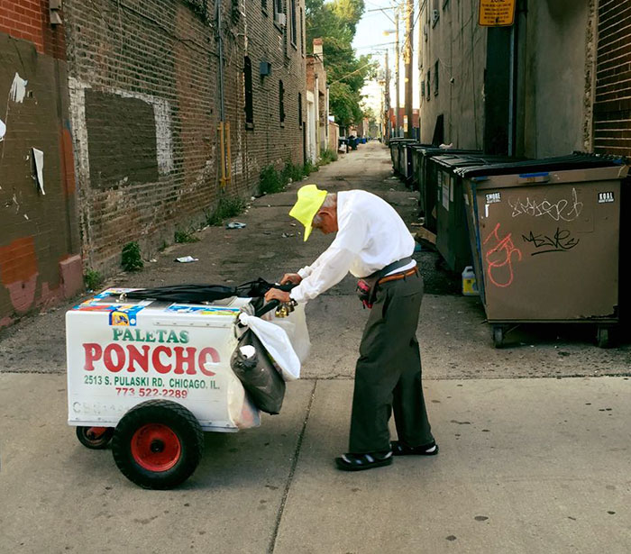 Это Fidencio Sanchez и чтобы выжить в свои 89 лет он продает мороженное