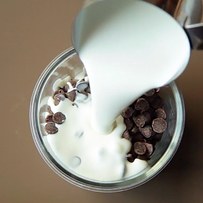 С помощью горячего молока расплавьте черный шоколад