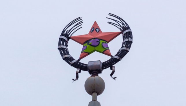 Воронеж в шоке: советскую звезду перекрасили в Патрика из "Спанч Боба" (Фото)