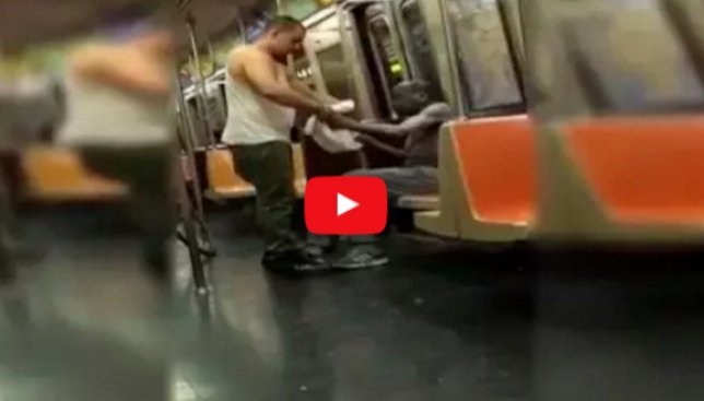 Мужчина снял с себя одежду в Нью-Йоркском метро ради бездомного