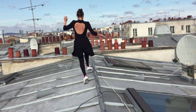 Видео с миниатюрной девочкой, которая бегает по крышам Парижа, "взорвало" сеть