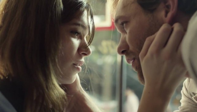 Трогательное видео: какие эмоции испытывает человек во время первого поцелуя