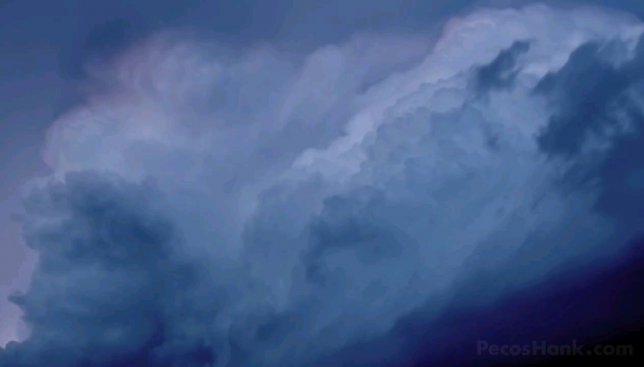 Ускоренная съемка: бушующее небо во время грозы