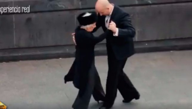 Танцуй пока живешь: 80-летняя женщина не постеснялась станцевать на улице